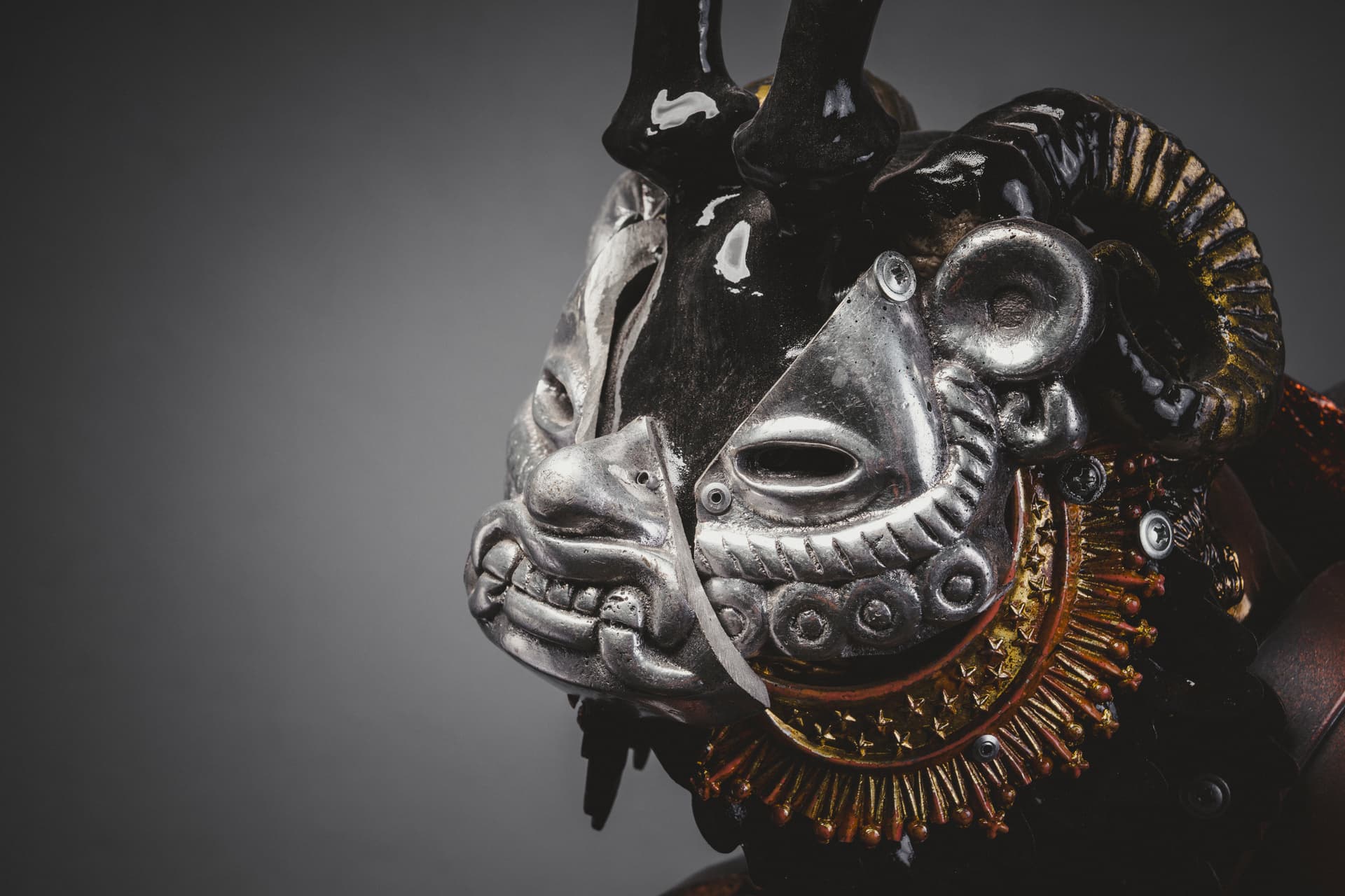 Detalle de una escultura de cráneo con ornamentos metálicos
