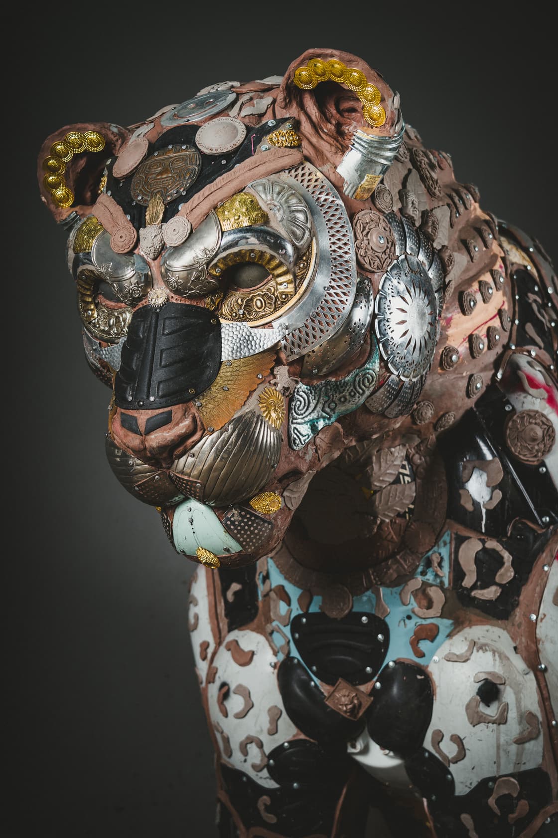 Escultura de felino con superficies de colores y objetos ensamblados
