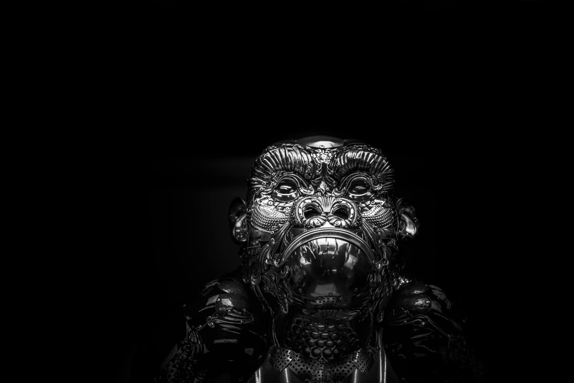 Escultura de gorila sobre fondo oscuro